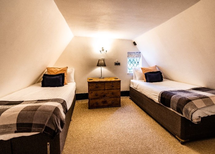 23. Bedroom (Twin Beds)