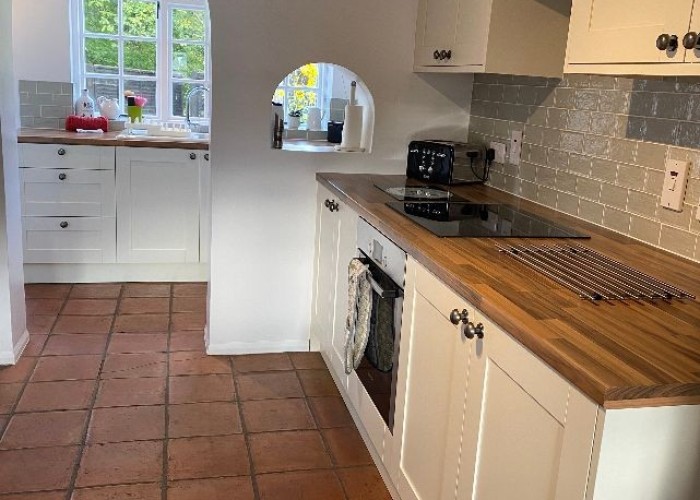 7. Kitchen (Electric/Induction Hob)