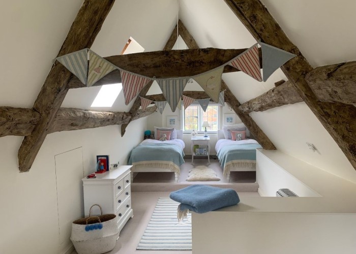 19. Bedroom (Twin Beds)