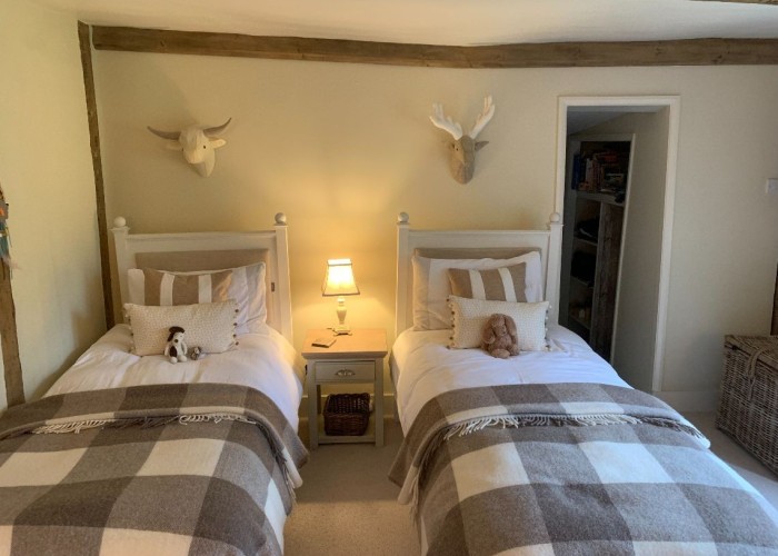 10. Bedroom (Twin Beds)