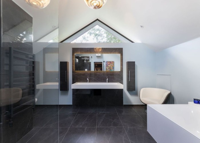 39. Bathroom (Large), Bathroom (2 sinks)
