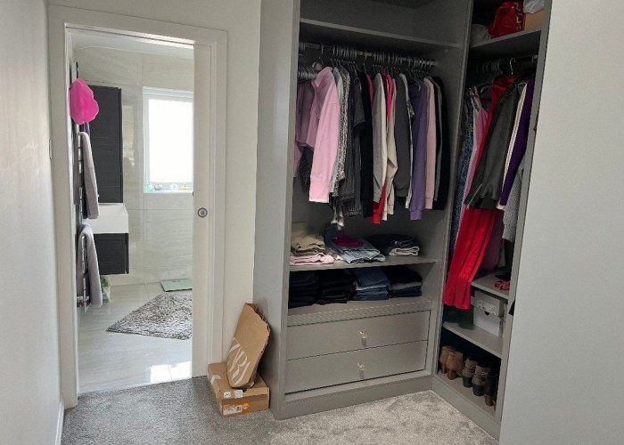 18. Dressing Room/Walk-in Wardrobe