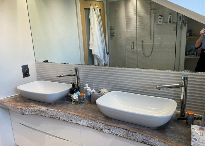 23. Bathroom (2 Baths)