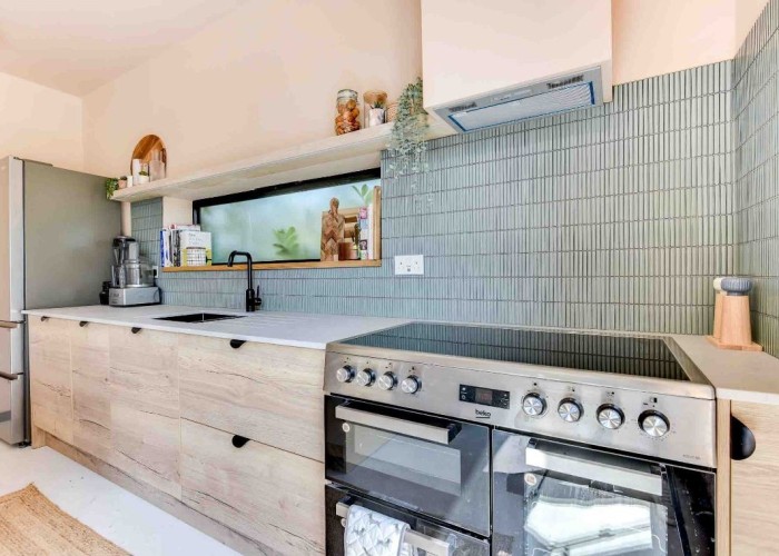 11. Kitchen (Electric/Induction Hob)