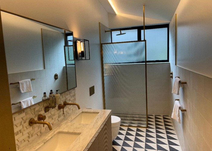 19. Bathroom (2 sinks)