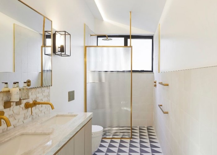 39. Bathroom (2 sinks)