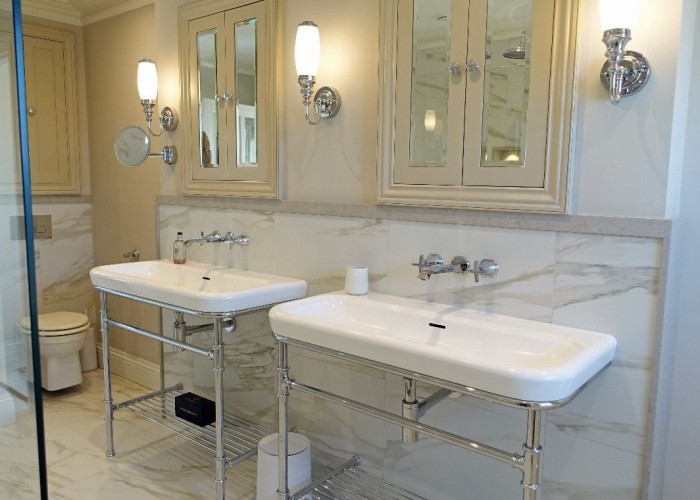 22. Bathroom (2 sinks)