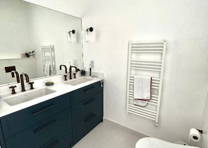 19. Bathroom (2 sinks)