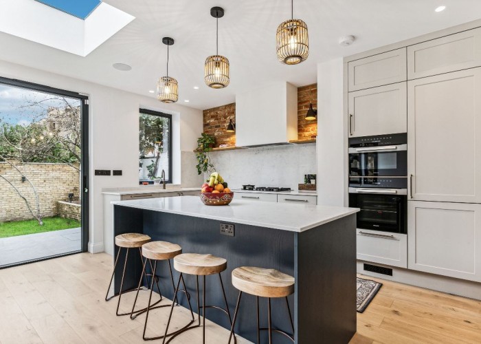 7. Kitchen (With Island), Kitchen (Cream or White units), Kitchen (Modern), Kitchen With Table, Kitchen (Gas Hob)