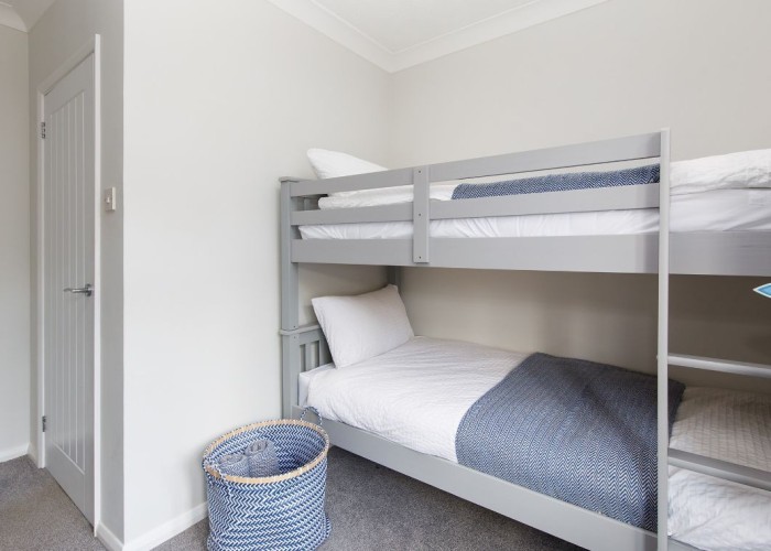20. Bedroom (Twin Beds)