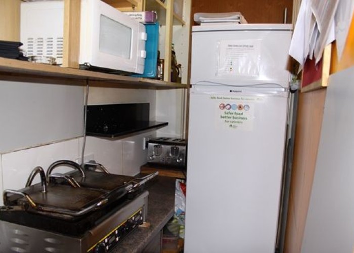 17. Kitchen (Coloured units)