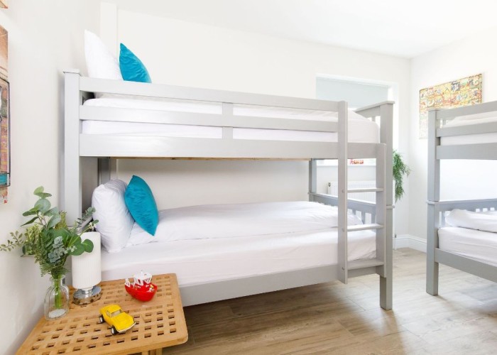 23. Bedroom (Twin Beds)