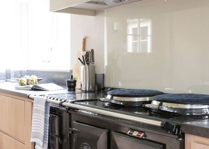 14. Kitchen (Gas Hob)