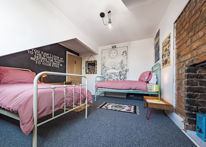 13. Bedroom (Twin Beds)
