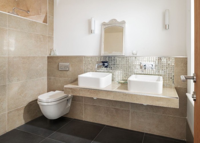 21. Bathroom (2 sinks)