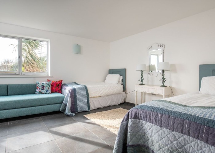 24. Bedroom (Twin Beds)