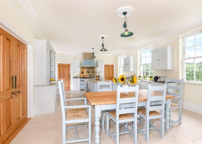 9. Diningroom, Kitchen With Table