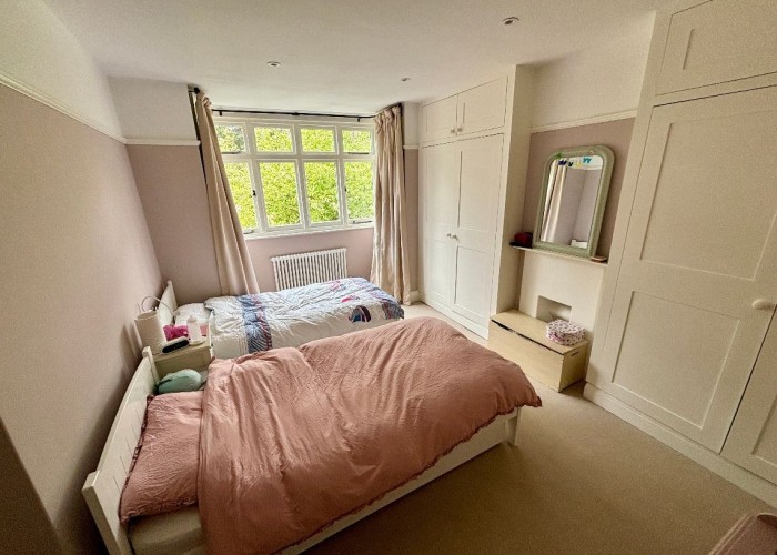 17. Bedroom (Twin Beds)