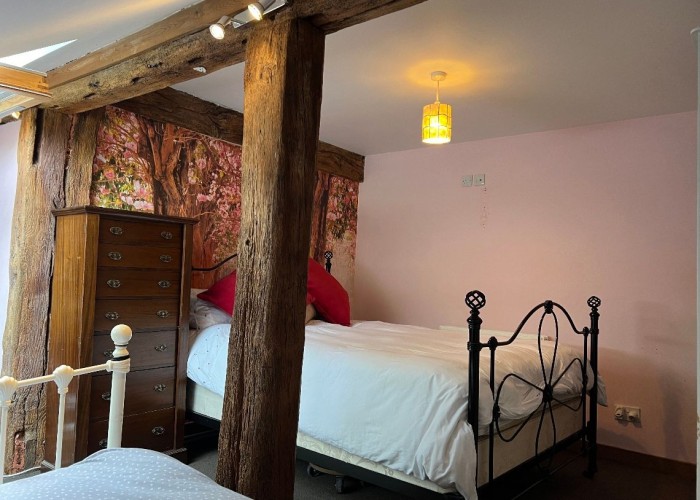 21. Bedroom (Twin Beds)