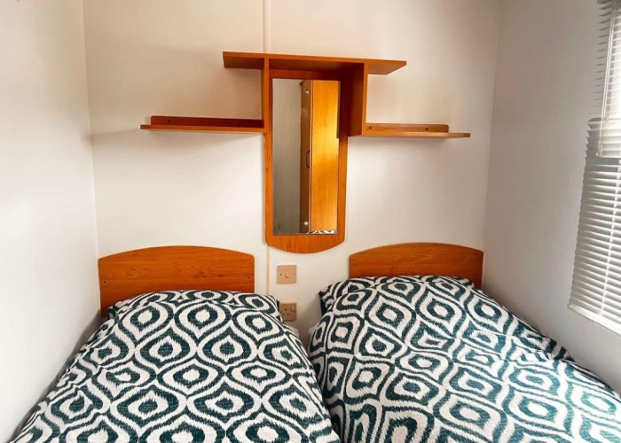 7. Bedroom (Twin Beds)