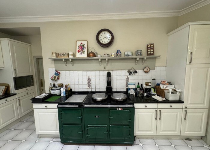 11. Kitchen (White units), Kitchen (Gas Hob)