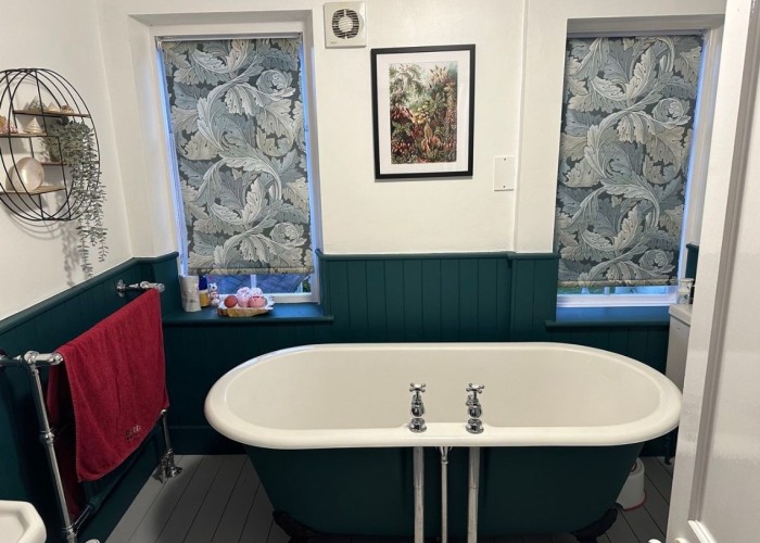 32. Bathroom (Roll Top)