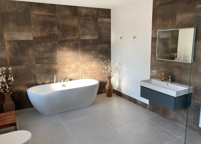 17. Bathroom (Large), Bathroom (Roll Top), Bathroom (Shower and bath)