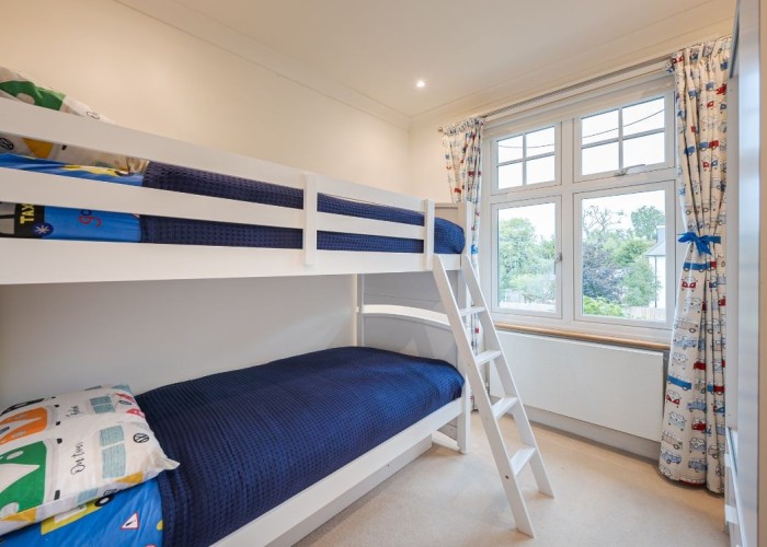 21. Bedroom (Twin Beds)