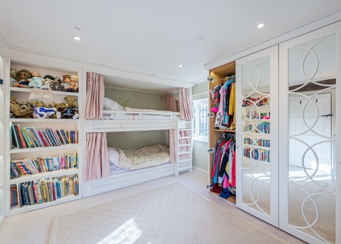 46. Bedroom (Twin Beds)