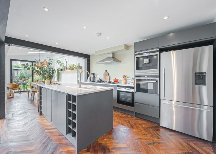 3. Kitchen (With Island), Kitchen (Coloured units), Kitchen (Modern), Kitchen With Table, Kitchen (Electric/Induction Hob)