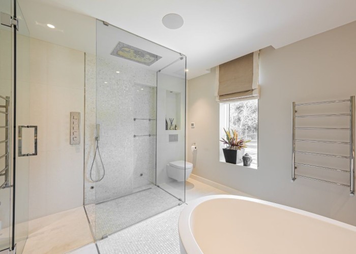 32. Bathroom (Large), Bathroom (Roll Top), Bathroom (Shower and bath)
