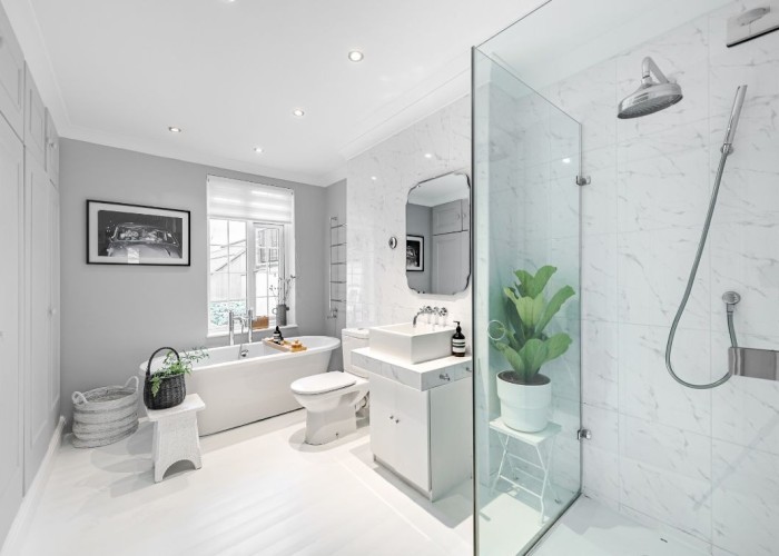24. Bathroom (Shower and bath)