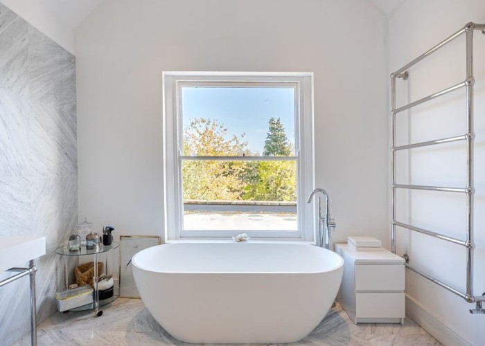 39. Bathroom (Roll Top)