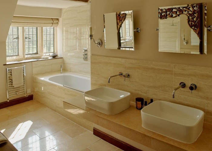 32. Bathroom (2 sinks)