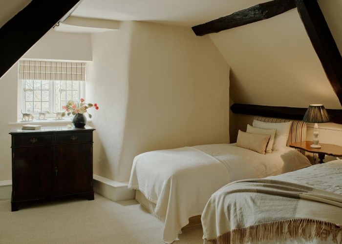 26. Bedroom (Twin Beds)