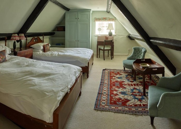 27. Bedroom (Twin Beds)