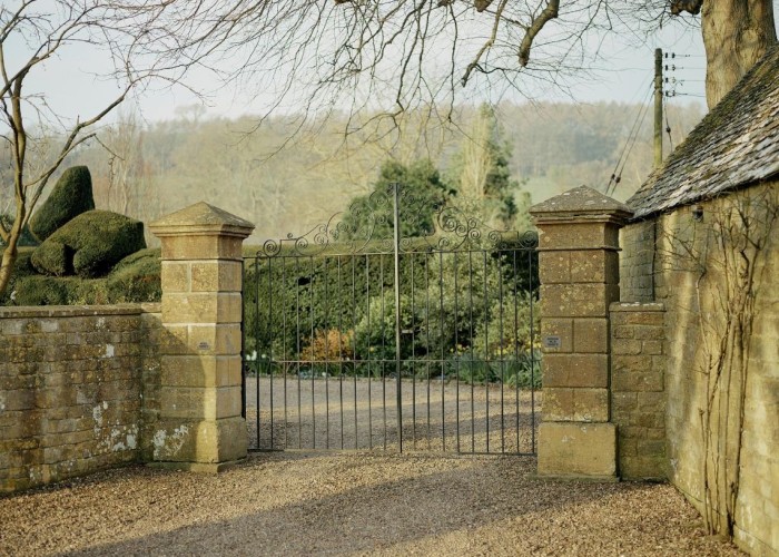 2. Gate