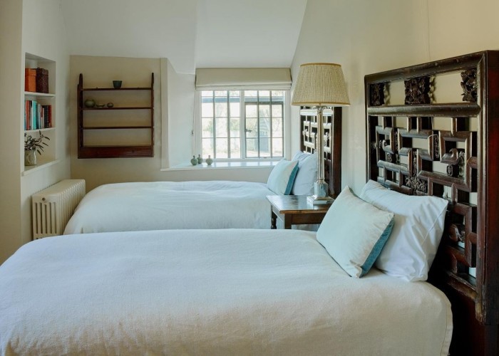 29. Bedroom (Twin Beds)