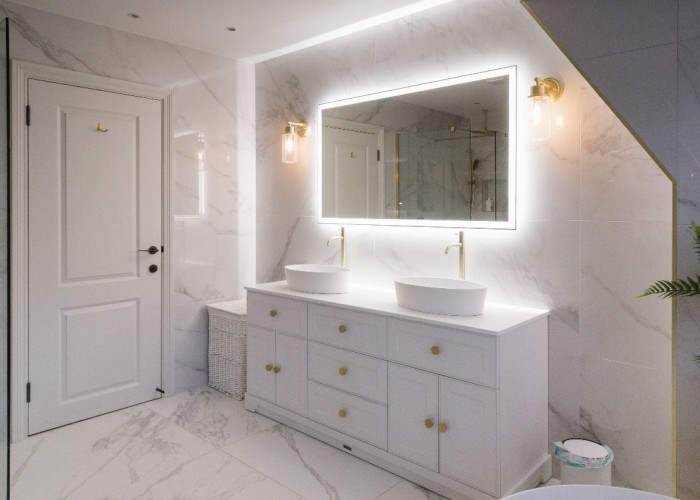 22. Bathroom (2 sinks)