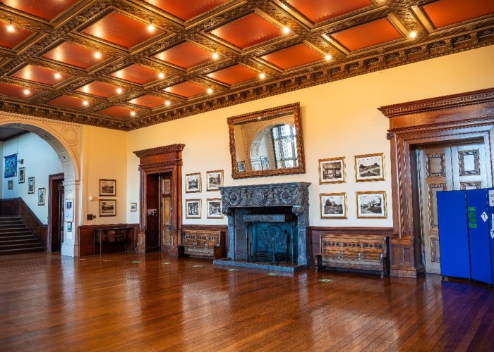 11. Hall
