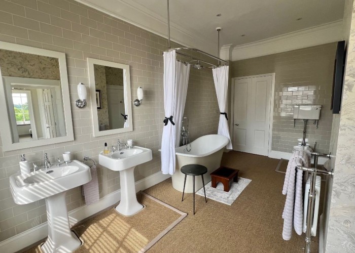 21. Bathroom (Roll Top), Bathroom (2 sinks)