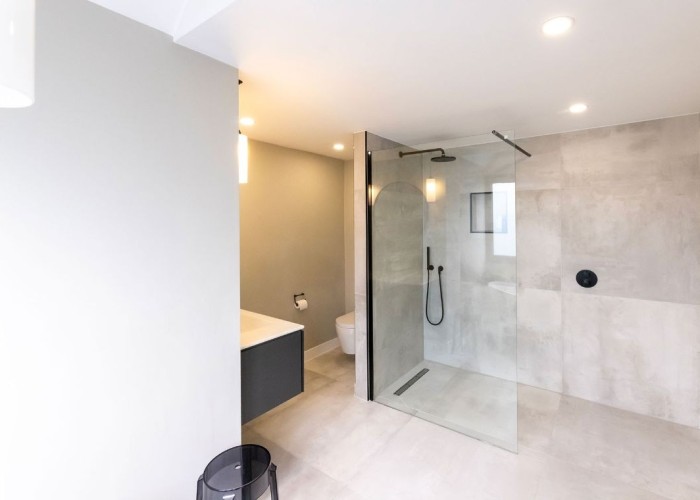 27. Bathroom (Large), Bathroom (Roll Top), Bathroom (Shower and bath)