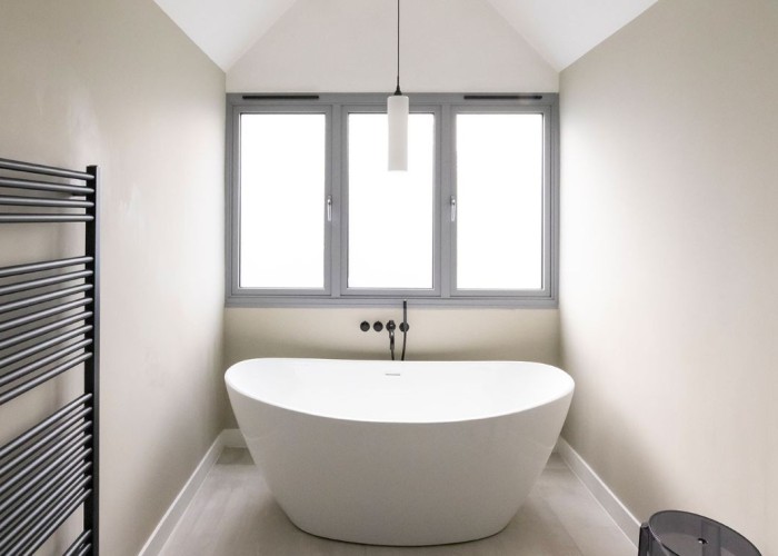 28. Bathroom (Roll Top)