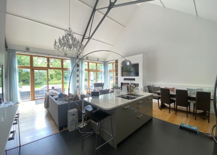 4. Kitchen (With Island), Kitchen (Coloured units), Kitchen (Modern), Kitchen With Table, Kitchen (Electric/Induction Hob)