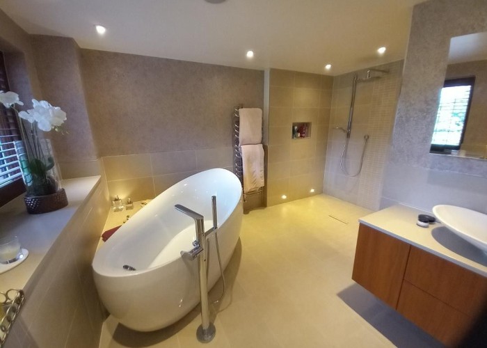 26. Bathroom (Large), Bathroom (Roll Top), Bathroom (Shower and bath)