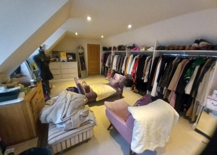 27. Dressing Room/Walk-in Wardrobe