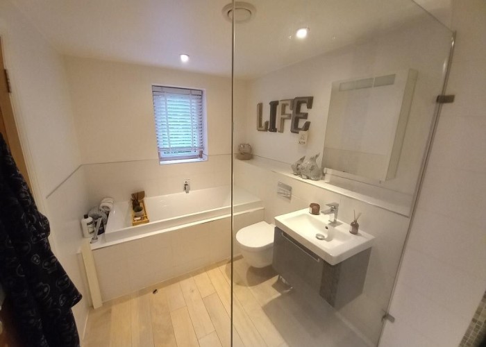 33. Bathroom (Shower and bath)
