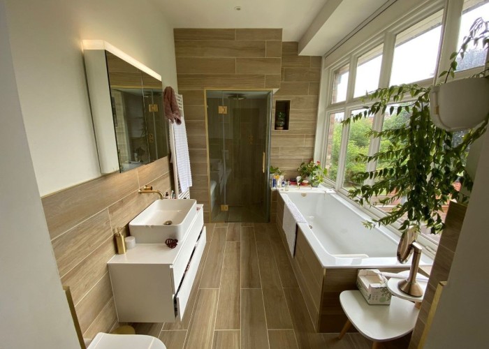 23. Bathroom (Shower and bath)