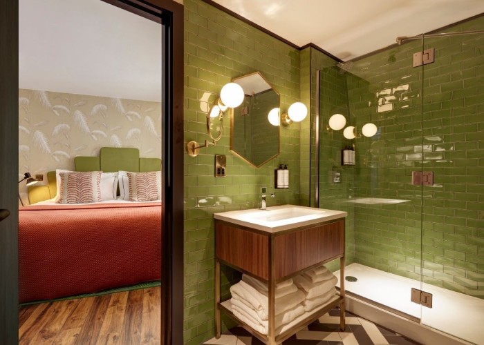 21. Bathroom, Bedroom (Master/En-Suite)