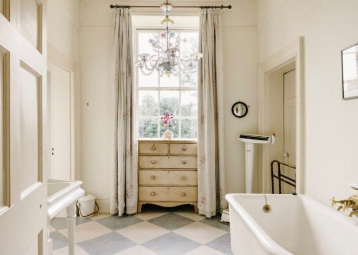 23. Bathroom (Roll Top)